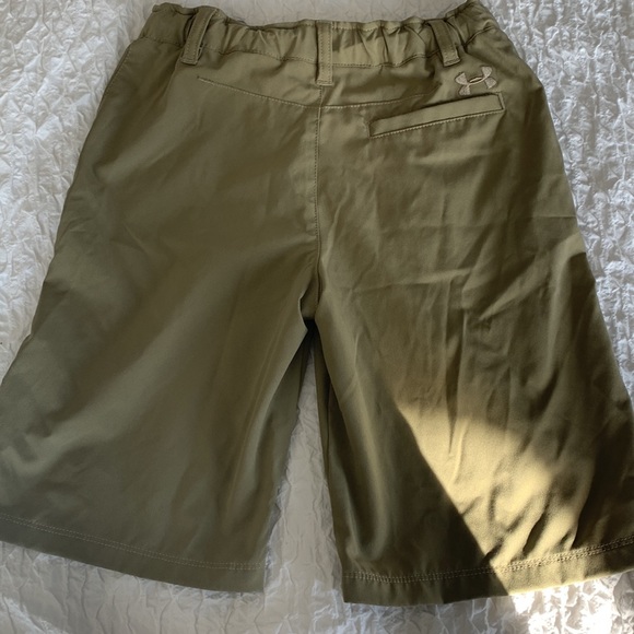 Boys under armour loose heat gear, golf shorts - Picture 5 of 5